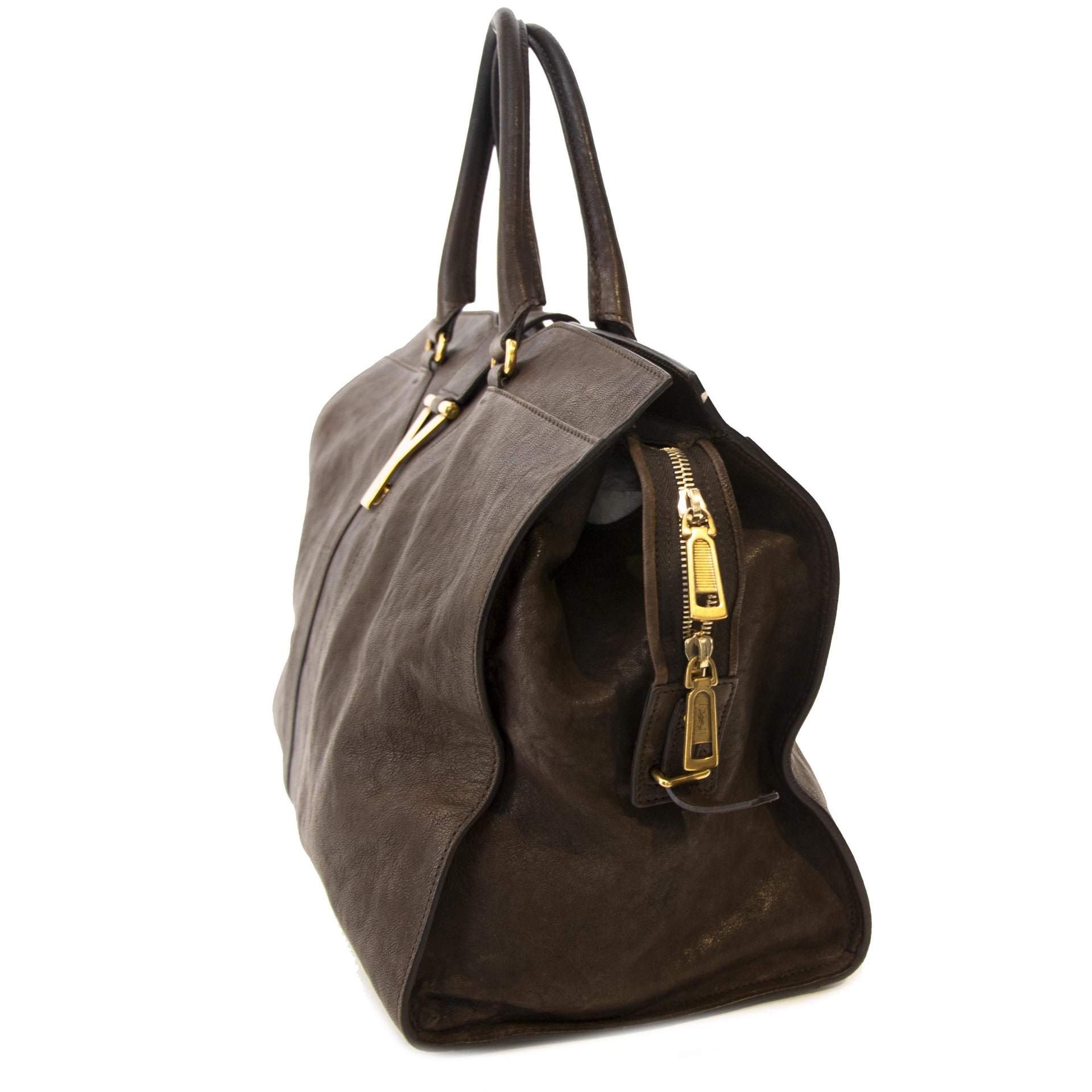 We buy and sell your designer bags online at Labellov secondhand luxury