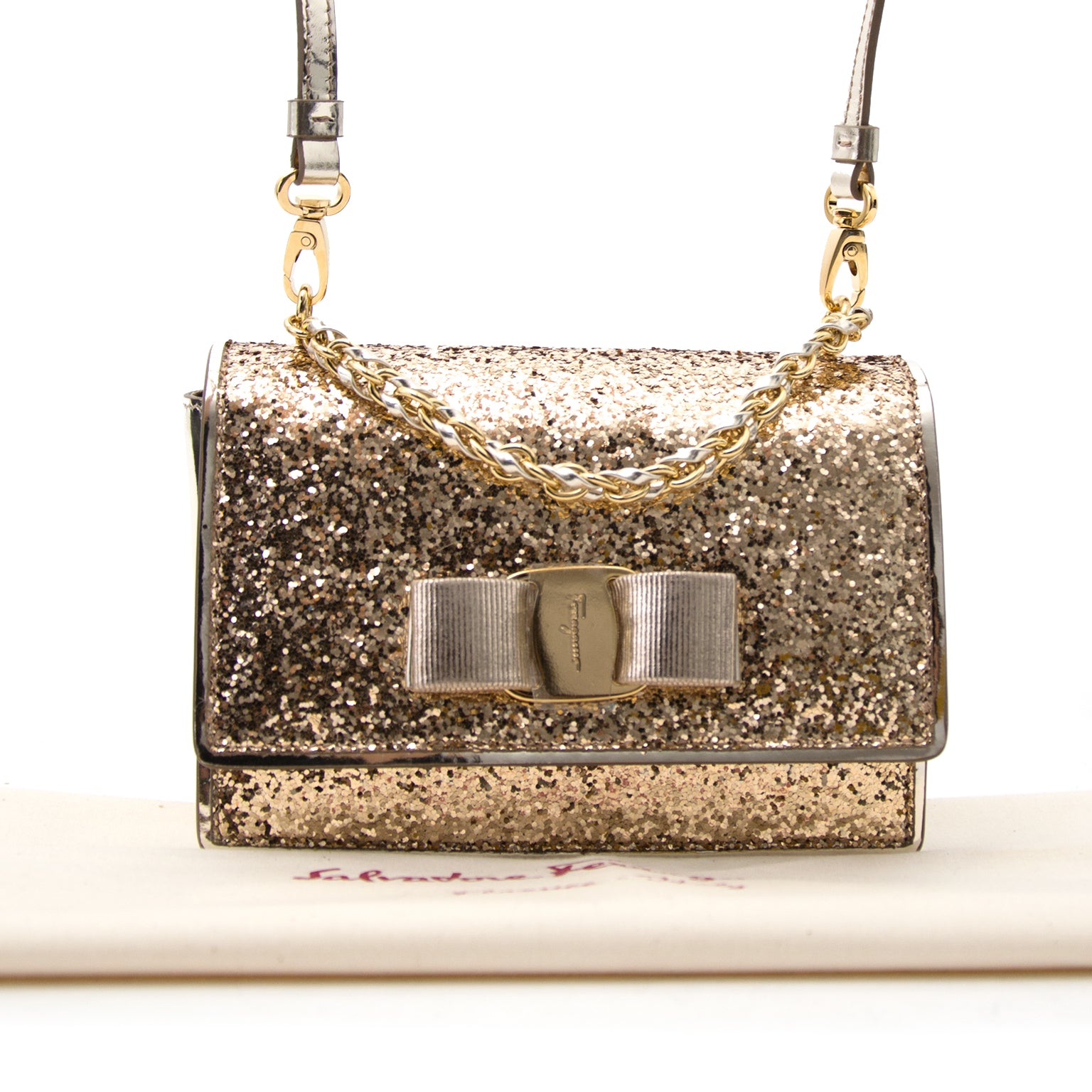 Acheter Salvatore Ferragamo Gold 'Ginny' Clutch en ligne chez Labellov.com