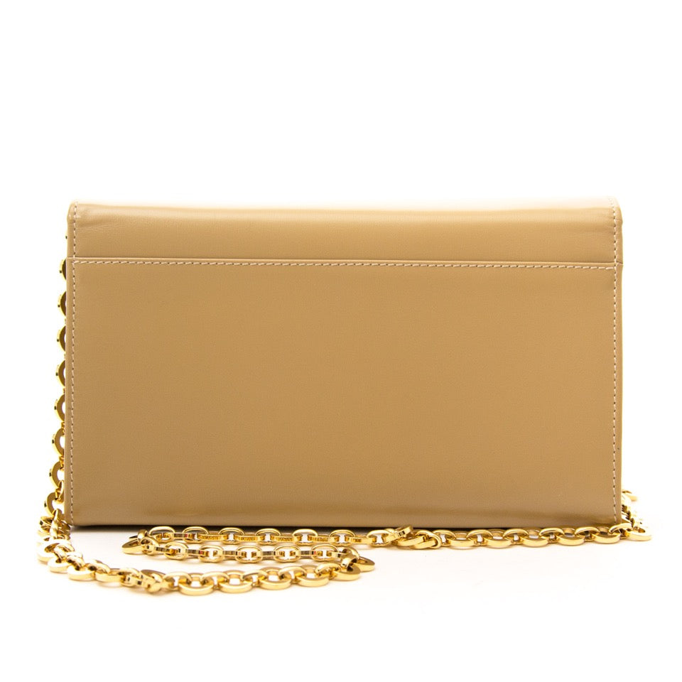 Vintage Salvatore Ferragamo clutch for the best price at Labellov webshop. Safe and secure online shopping with 100% authenticity. Vintage Salvatore Ferragamo clutch pour le meilleur prix.