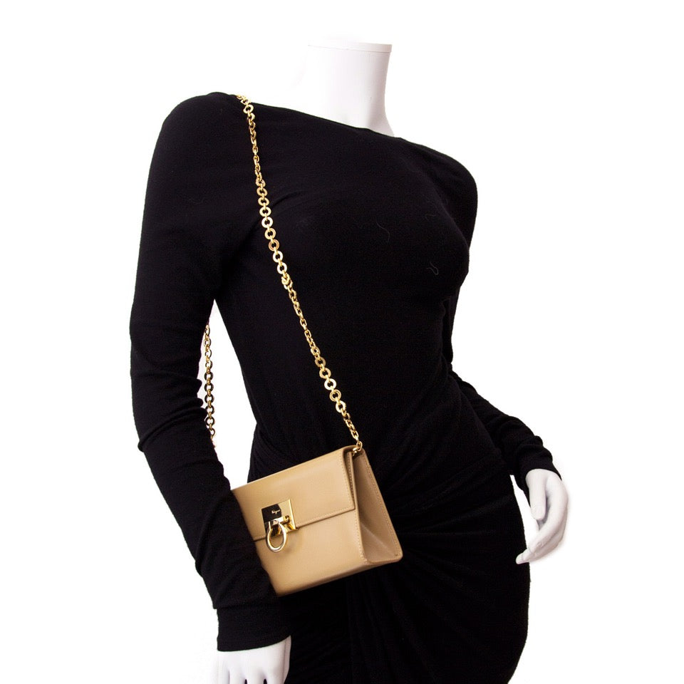 Vintage Salvatore Ferragamo clutch for the best price at Labellov webshop. Safe and secure online shopping with 100% authenticity. Vintage Salvatore Ferragamo clutch pour le meilleur prix.