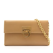Vintage Salvatore Ferragamo clutch for the best price at Labellov webshop. Safe and secure online shopping with 100% authenticity. Vintage Salvatore Ferragamo clutch pour le meilleur prix.
