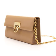 Vintage Salvatore Ferragamo clutch for the best price at Labellov webshop. Safe and secure online shopping with 100% authenticity. Vintage Salvatore Ferragamo clutch pour le meilleur prix.