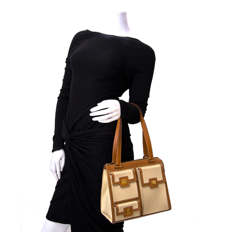 Vintage Salvatore Ferragamo shoulderbag for the best price at Labellov webshop. Safe and secure online shopping with 100% authenticity. Vintage Salvatore Ferragamo sac à epaule pour le meilleur prix.