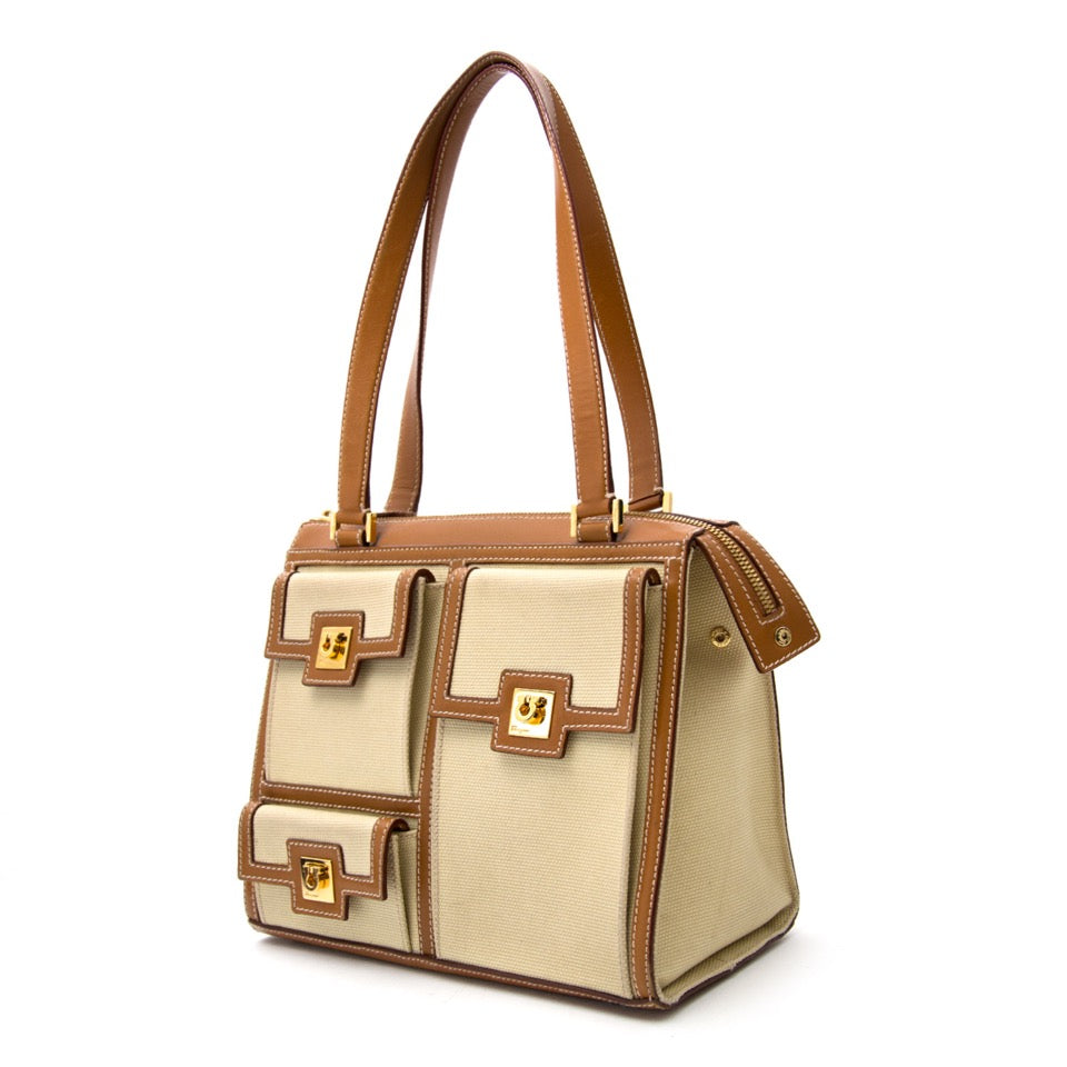 Vintage Salvatore Ferragamo shoulderbag for the best price at Labellov webshop. Safe and secure online shopping with 100% authenticity. Vintage Salvatore Ferragamo sac à epaule pour le meilleur prix.