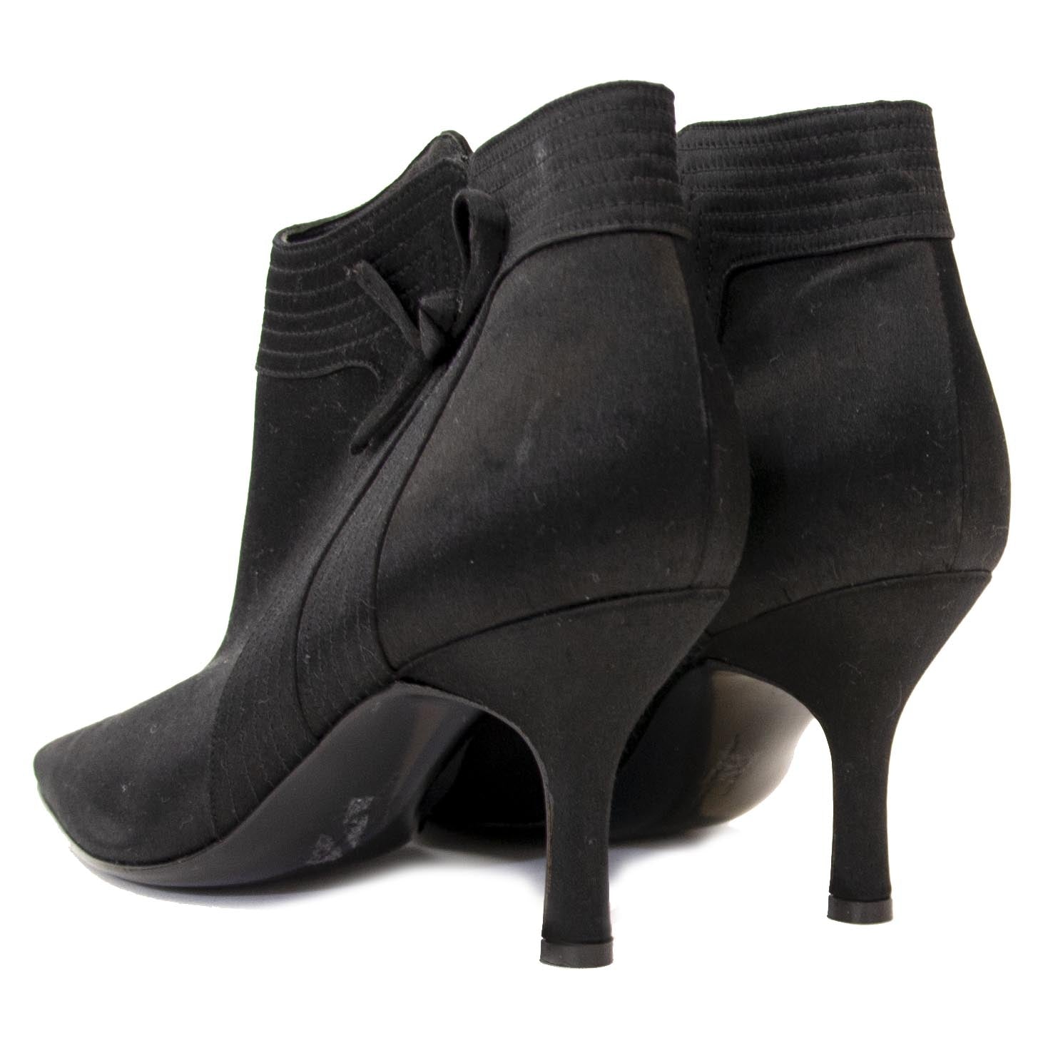 Tweedehands Salvatore Ferragamo enkel botjes bij Labellov. Online webshop voor designer handtassen