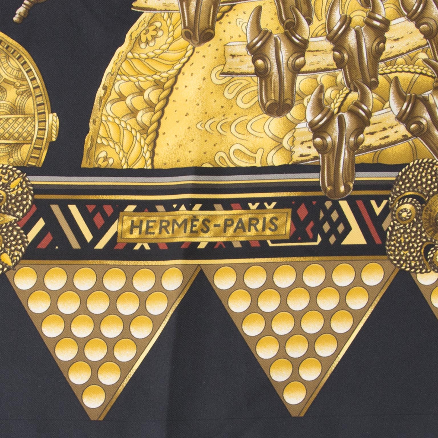 Authentieke Hermès sjaal voor de juiste prijs bij LabelLOV vintage webshop. Veilig online winkelen. Luxe, vintage, mode. Antwerpen, België