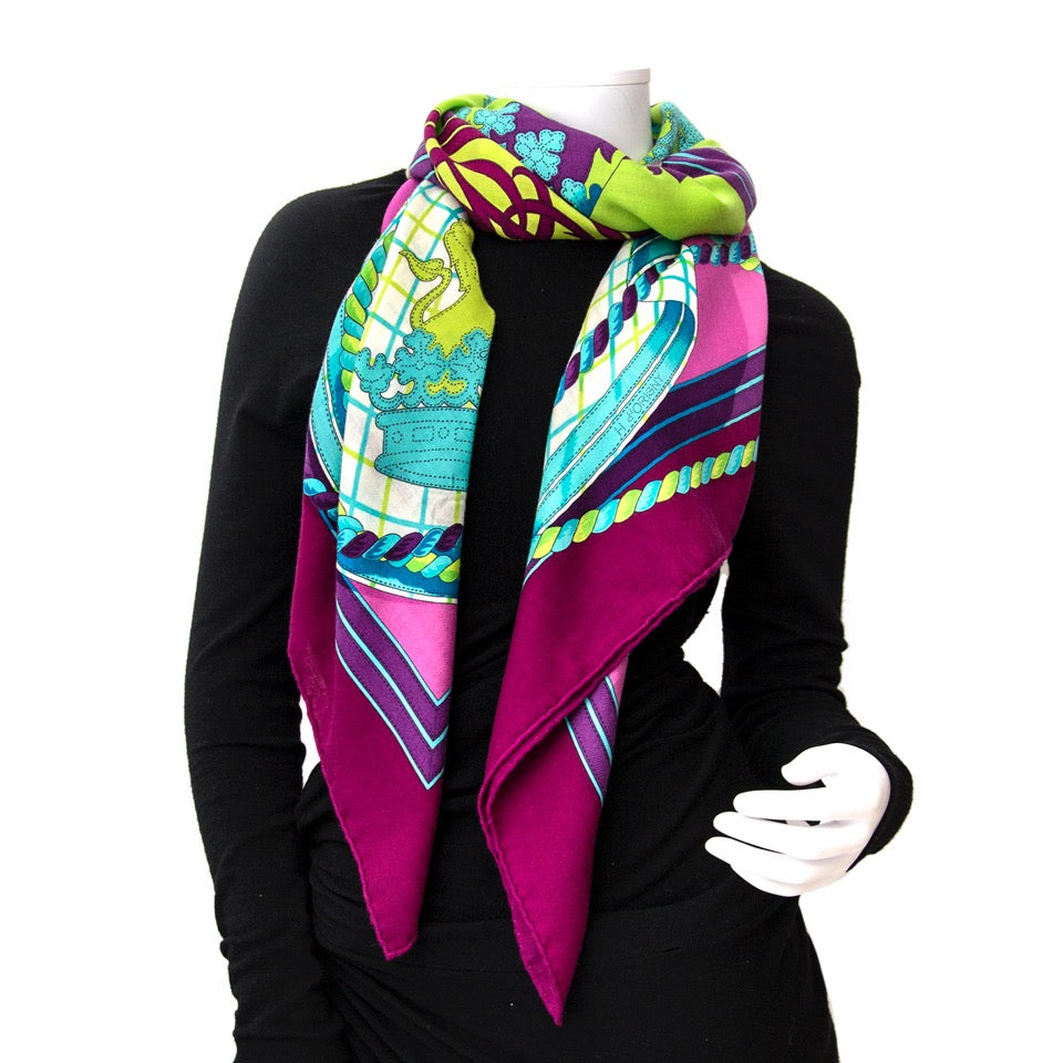 Buy vintage Hermès Sequences scarves in black and yellow for the best price at Labellov webshop. Safe and secure online shopping with 100% authenticity. Acheter vintage Hermès Grande Tenue foulards pour le meilleur prix.