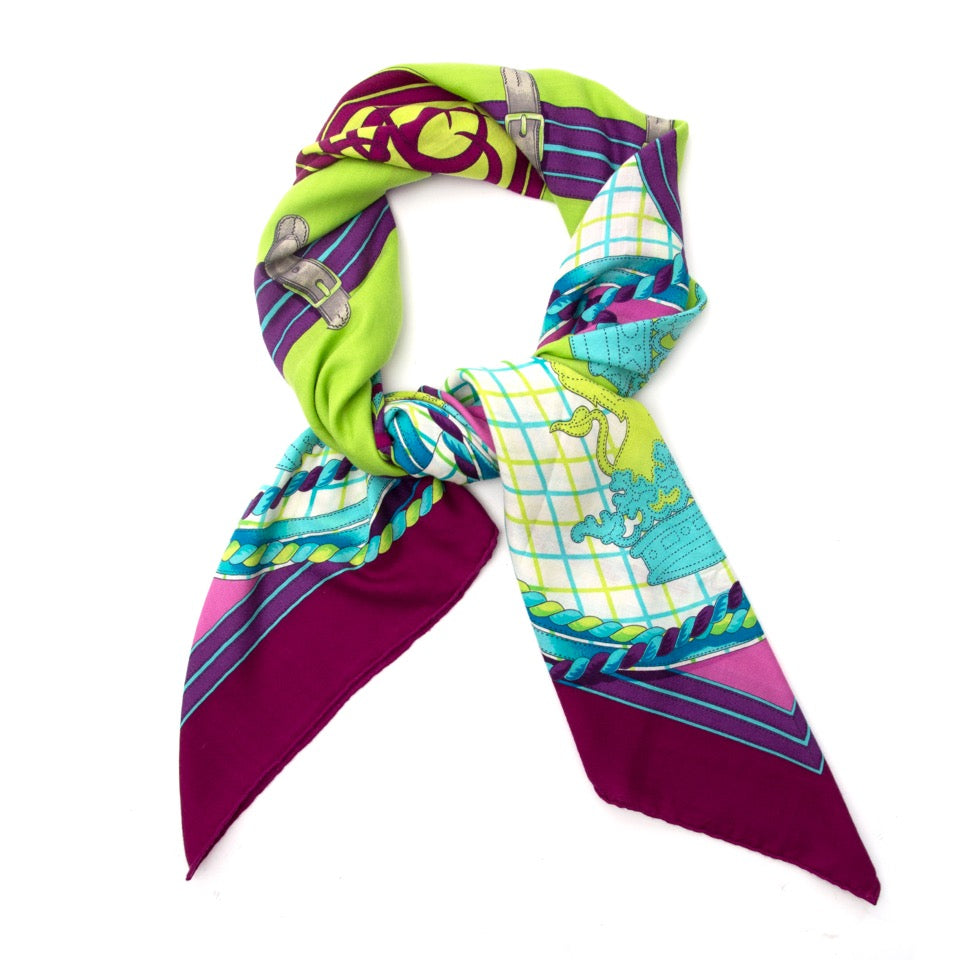 Buy vintage Hermès Sequences scarves in black and yellow for the best price at Labellov webshop. Safe and secure online shopping with 100% authenticity. Acheter vintage Hermès Grande Tenue foulards pour le meilleur prix.