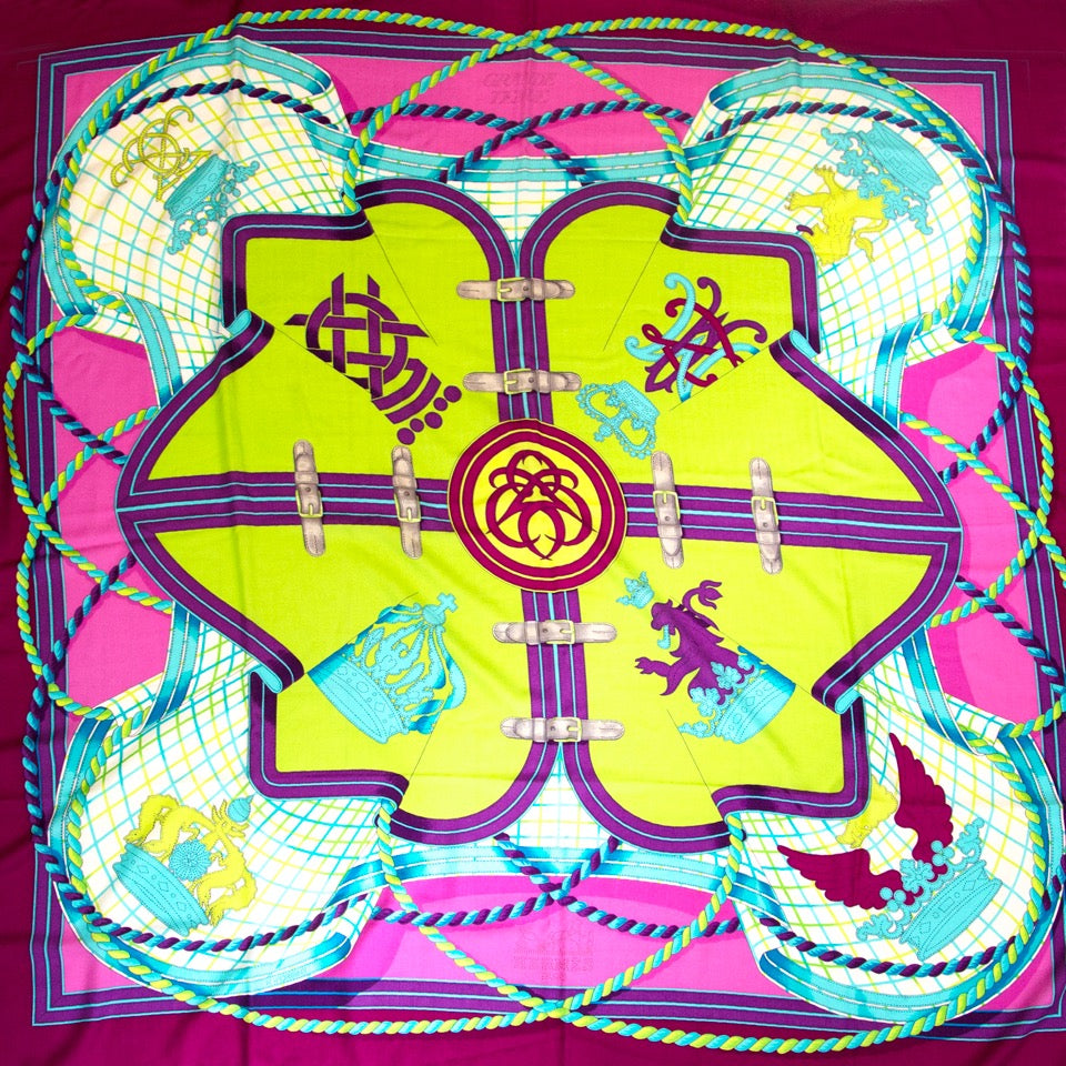Buy vintage Hermès Sequences scarves in black and yellow for the best price at Labellov webshop. Safe and secure online shopping with 100% authenticity. Acheter vintage Hermès Grande Tenue foulards pour le meilleur prix.
