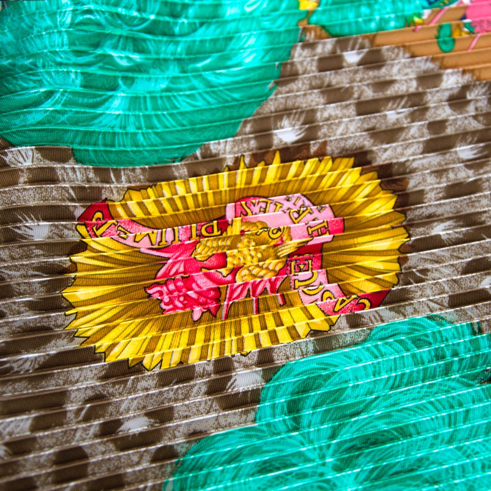 We buy and sell your secondhand designer items such as Hermès Green Plissé Scarf