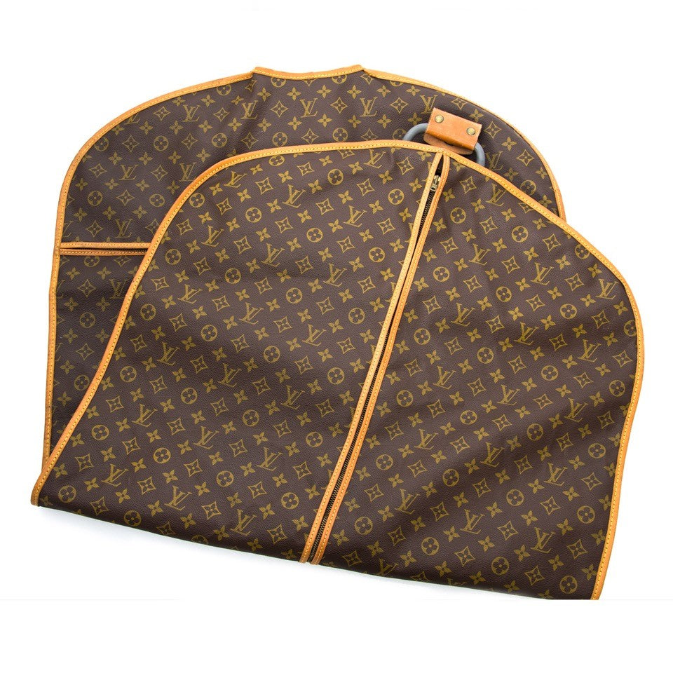Vintage Louis Vuitton Garment cover for the best price at Labellov webshop. Safe and secure online shopping with 100% authenticity. Vintage Louis Vuitton couvre-vètements pour le meilleur prix.