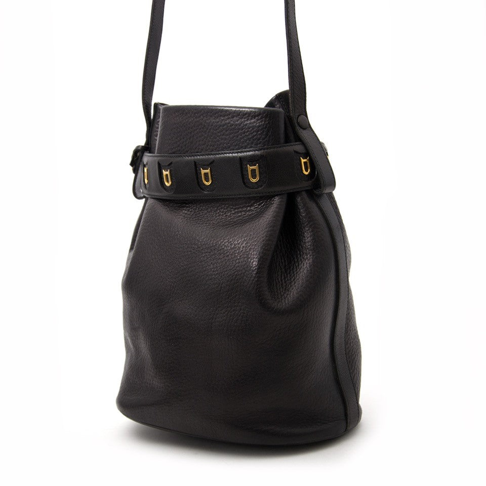 Vintage Delvaux black bucket bag for the best price at Labellov webshop. Safe and secure online shopping with 100% authenticity. Vintage Delvaux noir toile de cuir pour le meilleur prix.