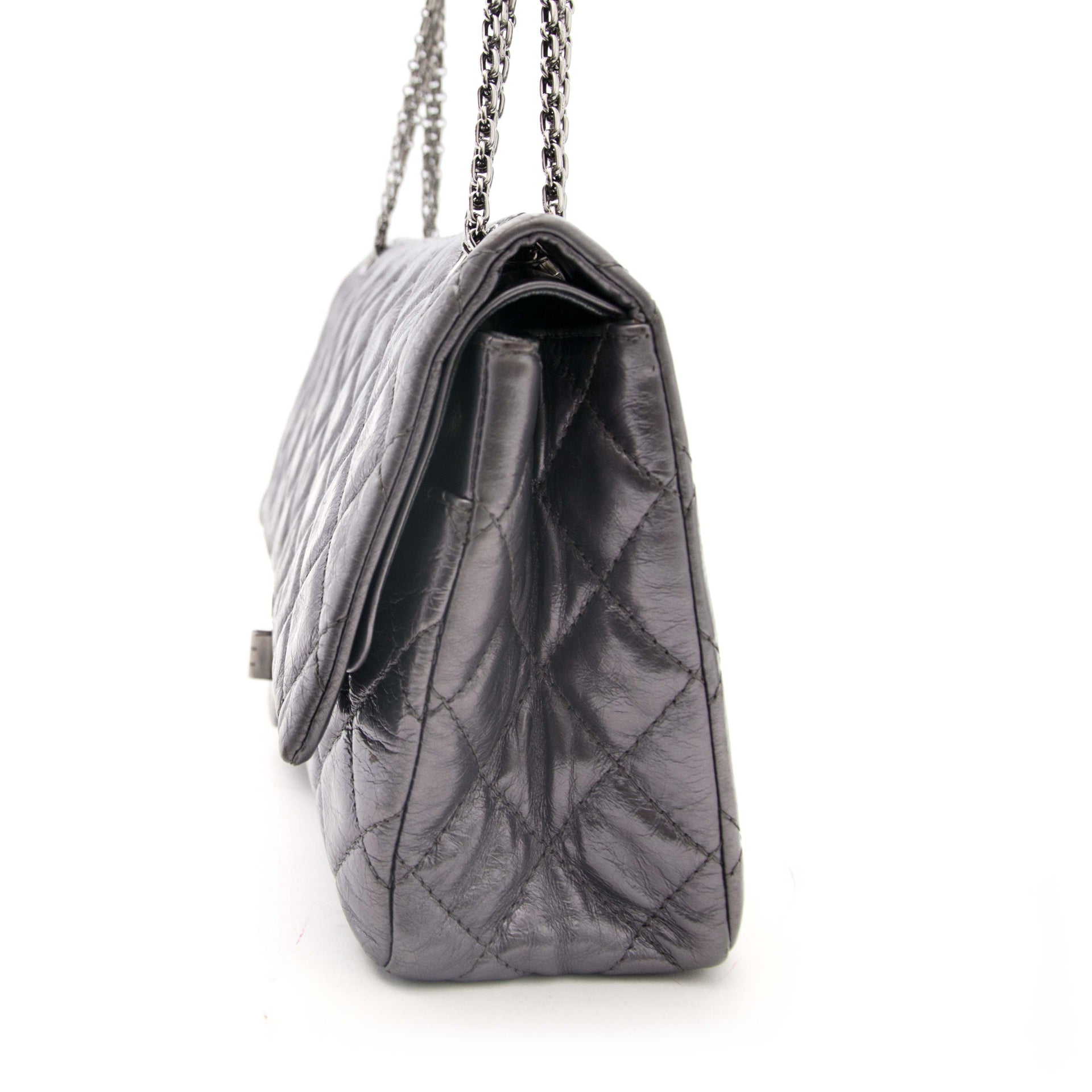 koop online aan de beste prijs Chanel Metallic Silver Reissue
