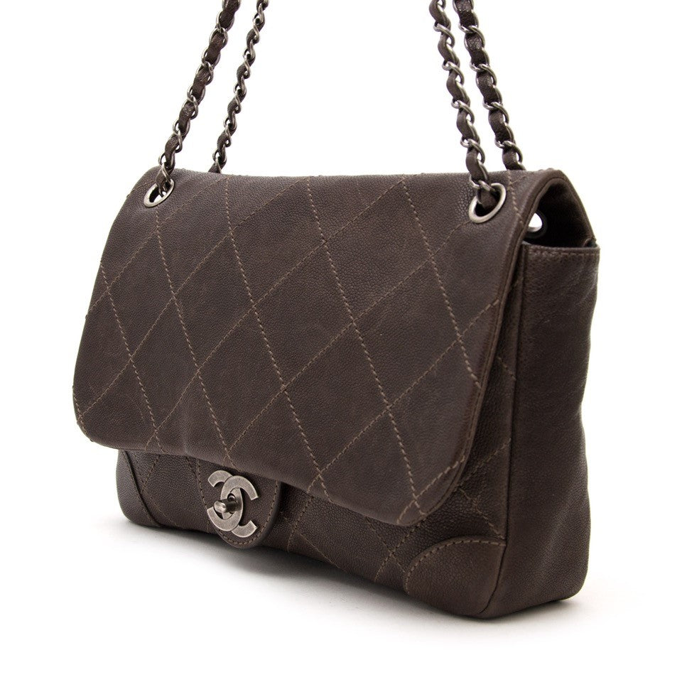 Vintage Chanel single flap bag for the best price at Labellov webshop. Safe and secure online shopping with 100% authenticity. Vintage Chanel sac à rabat simple pour le meilleur prix.