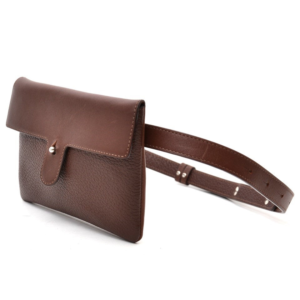 Searching for the perfect daily Delvaux? We buy and sell your 100% authentic designer bags for the best price. Zoekt u voor de ideale dagelijkse Delvaux? Wij kopen en verkopen uw 100% authentieke handtassen voor de beste prijs.