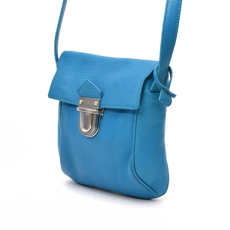 Vintage Delvaux blue shoulder bag for the best price at Labellov webshop. Safe and secure online shopping with 100% authenticity. Vintage Delvaux bleu sac à epaule pour le meilleur prix.