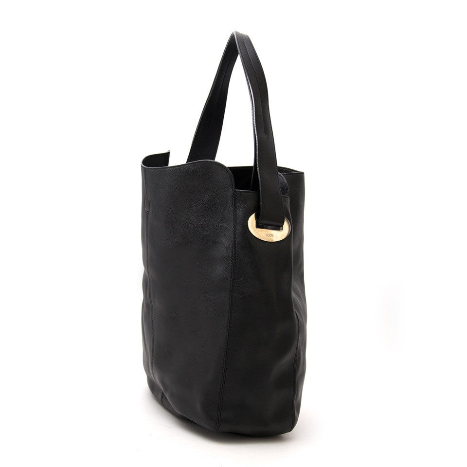 Vintage Tod's black shoulder bag for the best price at Labellov webshop. Safe and secure online shopping with 100% authenticity. Vintage Tod's noir sac à epaule pour le meilleur prix.