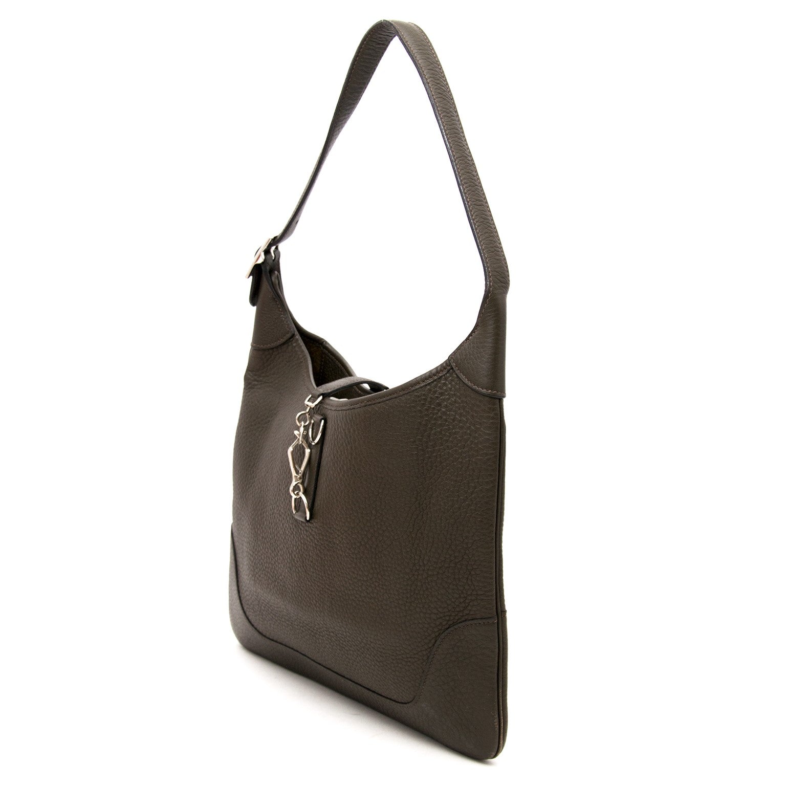 Vintage Hermès Chamonix Trim taupe bag for the best price at Labellov webshop. Safe and secure online shopping with 100% authenticity. Vintage Hermès Chamonix Trim taupe sac à epaule pour le meilleur prix.