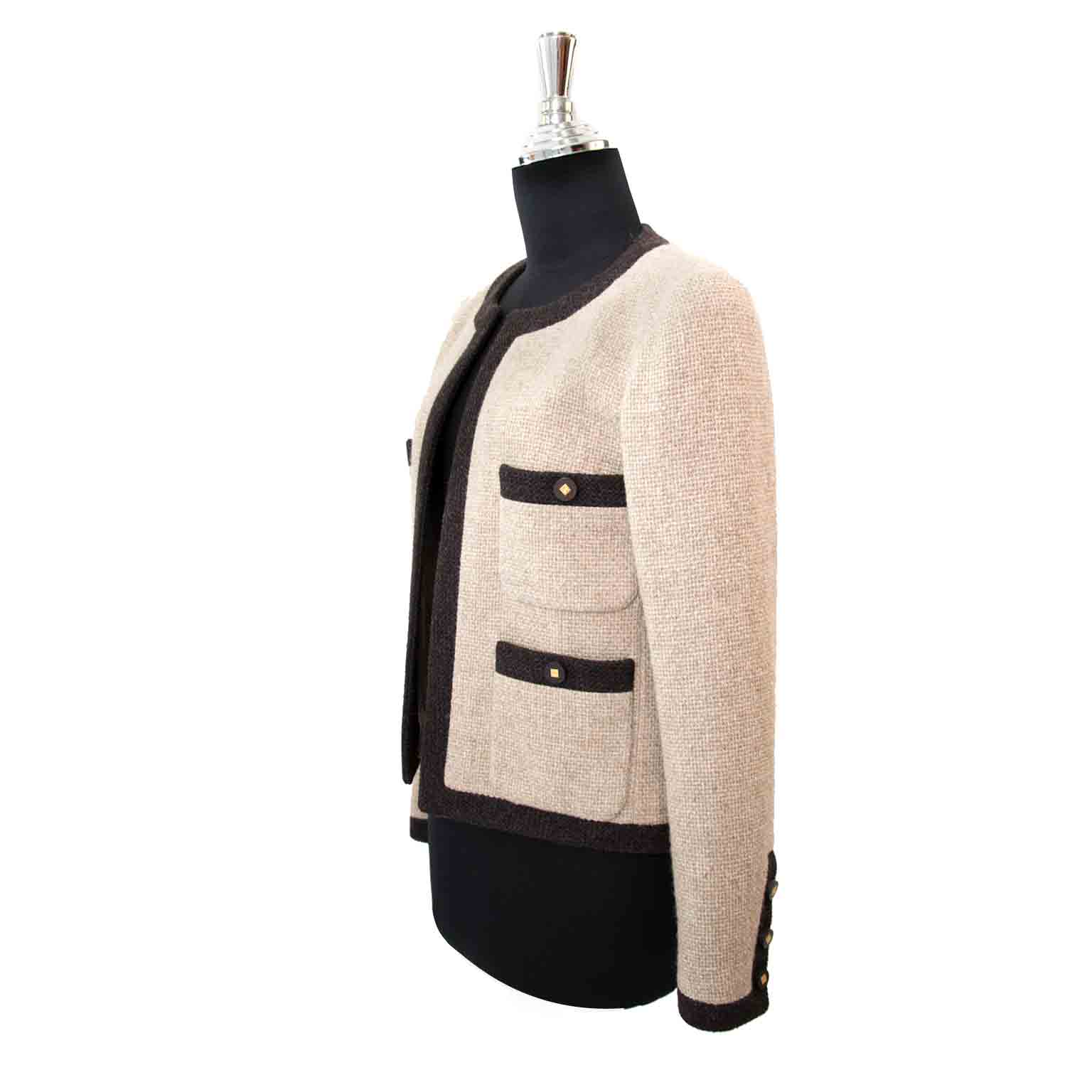 Acheter en ligne pour le meilleur prix Chanel Woolen Beige - Brown Jacket Size 36 chez Labellov.com