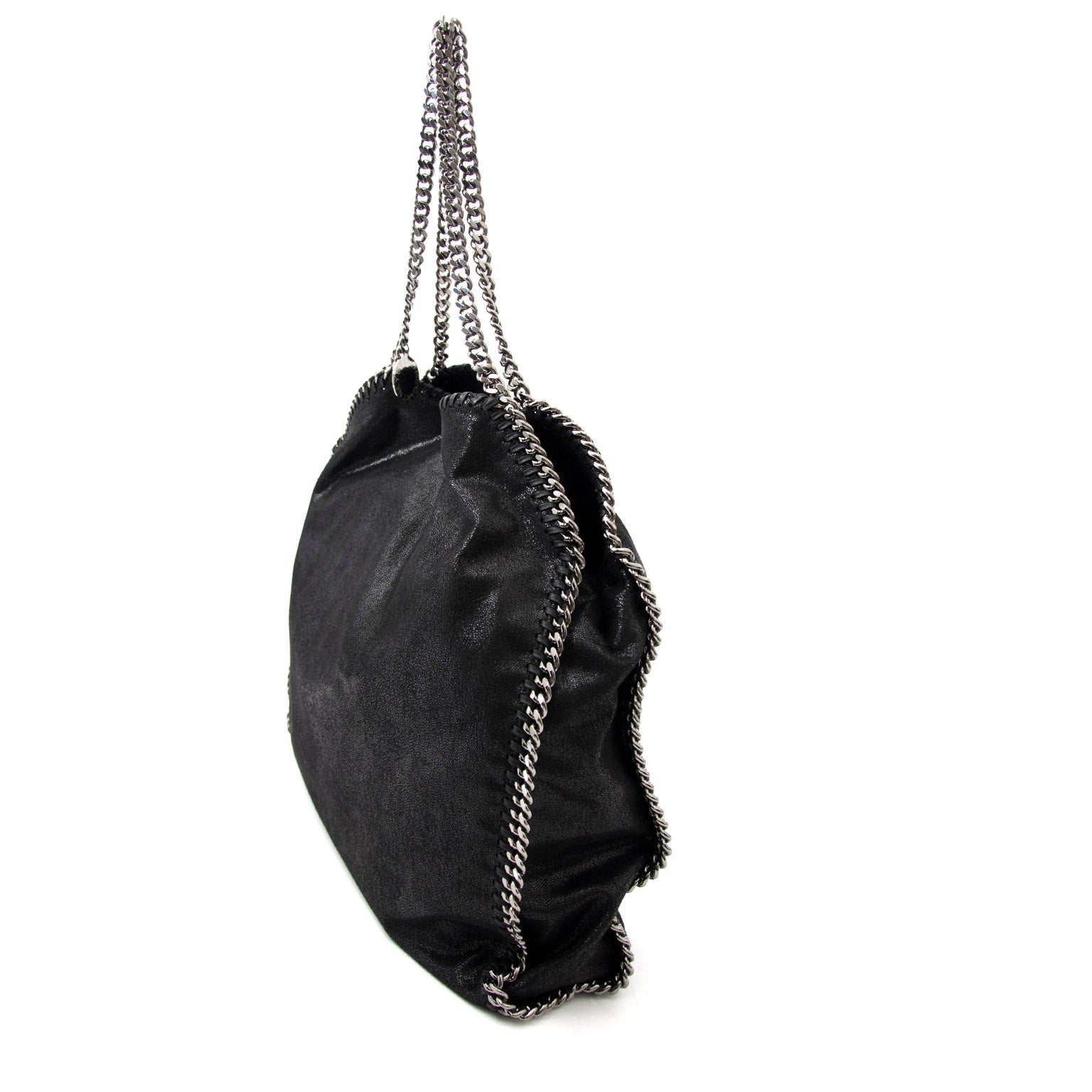 Enjoy worldwide shipping at Labellov secondhand luxury.