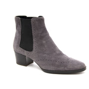 Koop uw Tod's Grey Suede Booties aan de beste prijs bij Labellov secondhand luxury