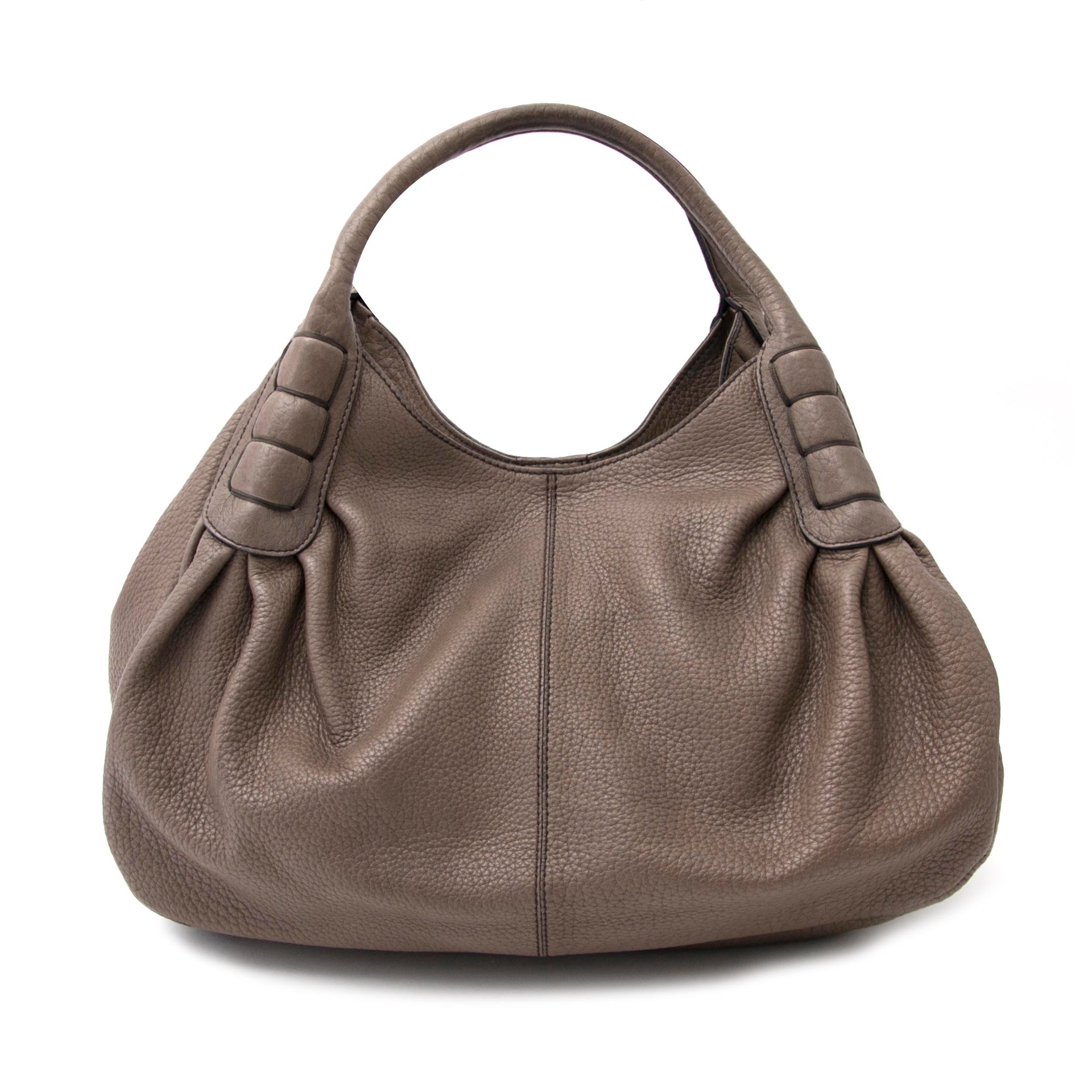 Op zoek naar een tweedehands Tod's schoudertas in het bruin online.