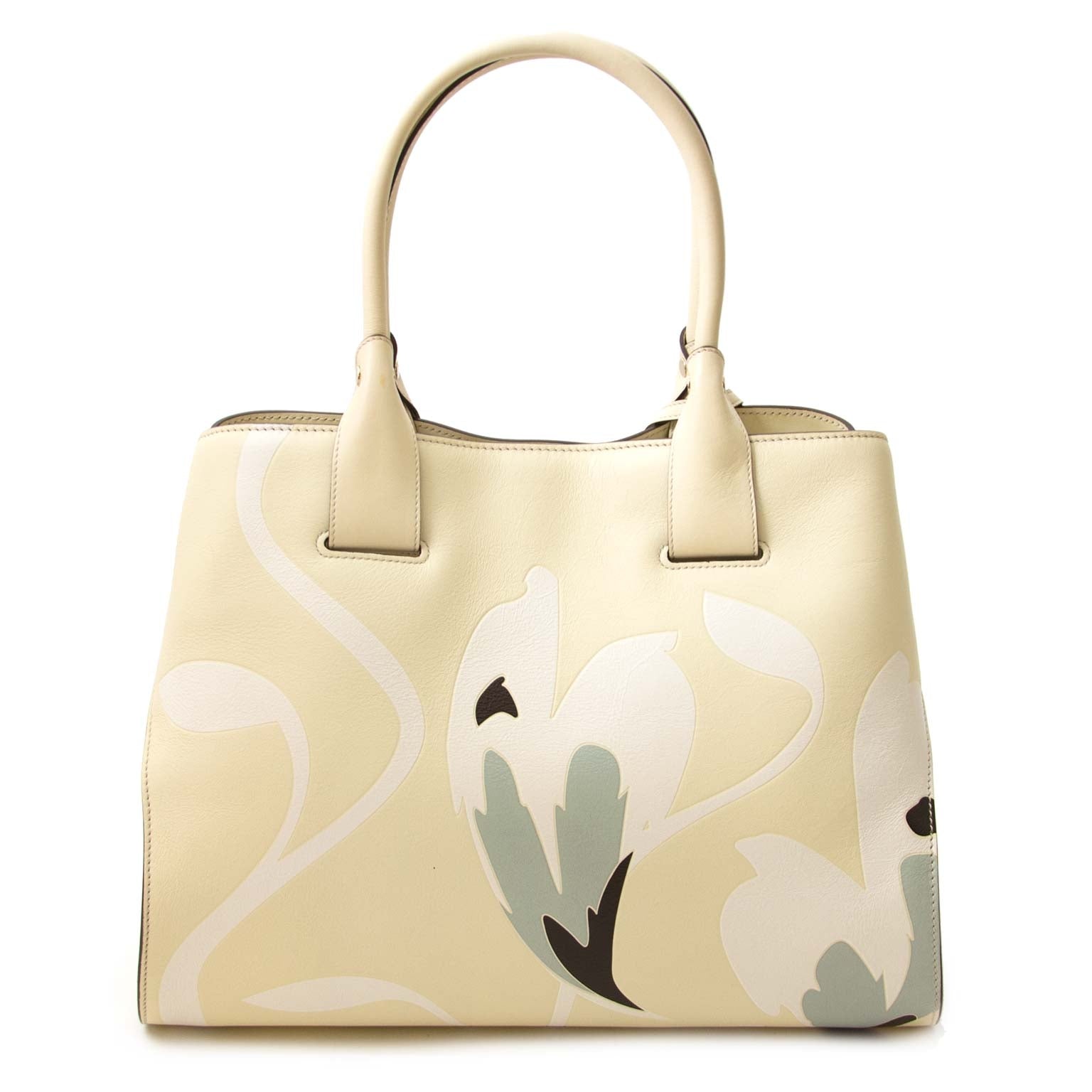 Koop Tod's Cape bag nu bij Labellov vintage shop aan de laagste prijs