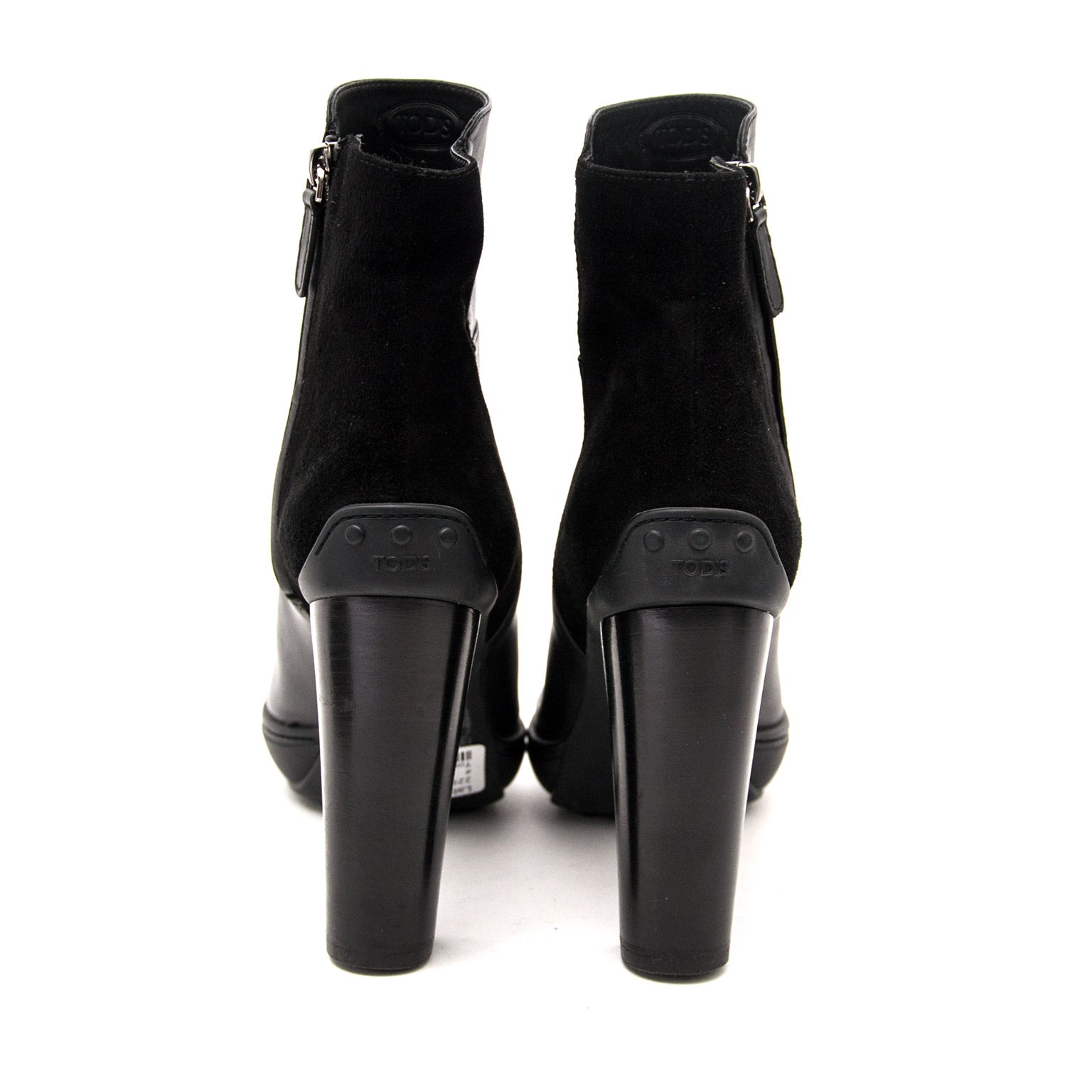 Buy authentic Tod's Black Combi Ankle Boots at the right price at LabelLOV vintage webshop. Luxe, vintage, fashion. Safe and secure online shopping. Antwerp, Belgium.