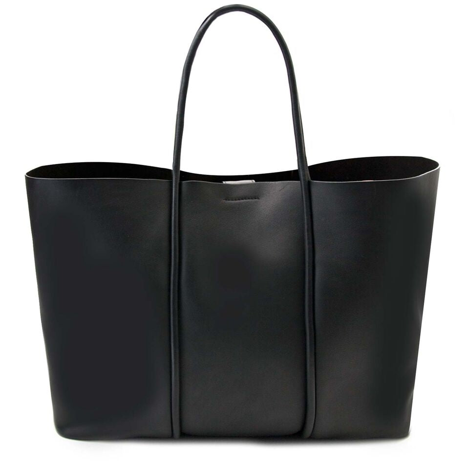 buy secondhand authentic Tom Ford Calfskin Tubo Horizontal Tote Bag for less at Labellov, online vintage webshop. Safe and secure shopping.