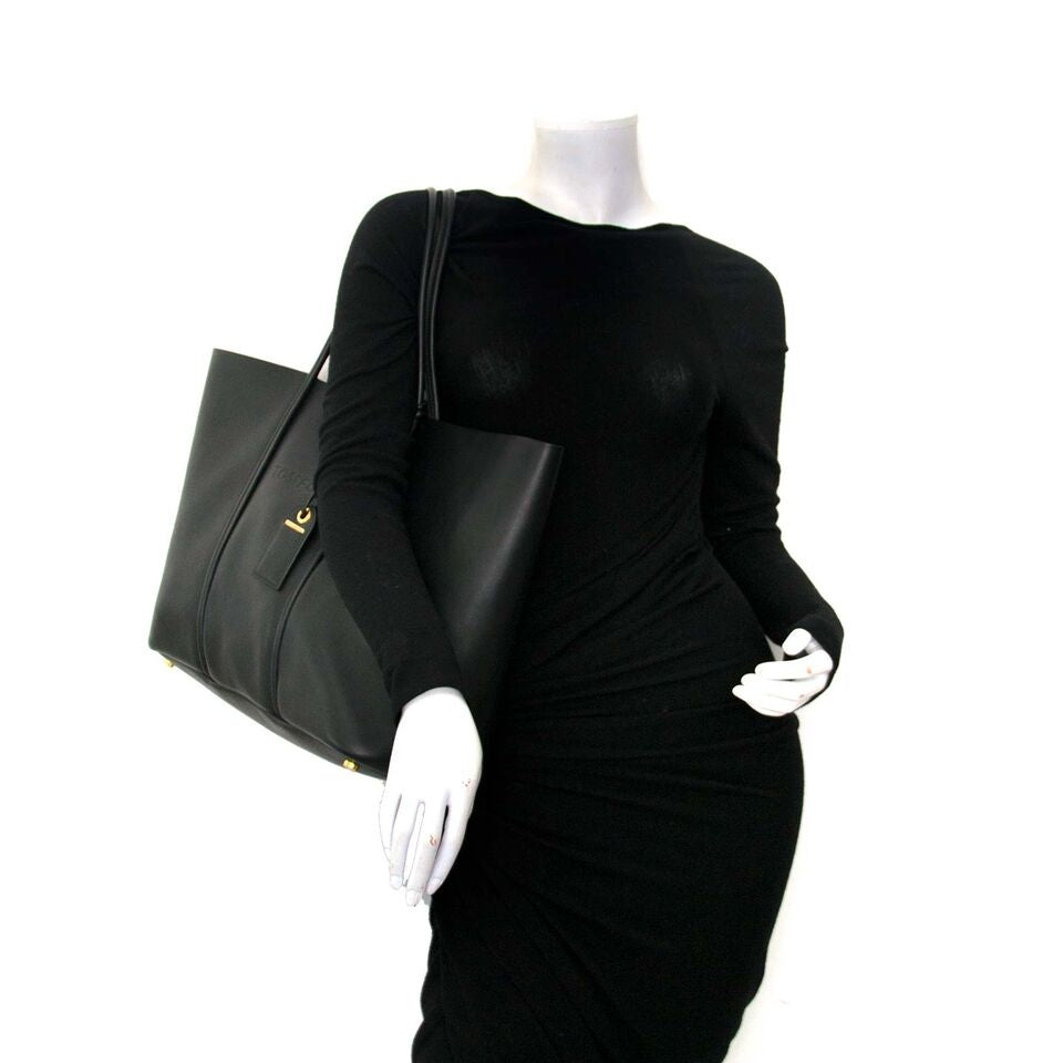 koop veilig tweedehands authentieke Tom Ford Calfskin Tubo Horizontal Tote Bag aan een goede prijs bij Labellov in Antwerpen