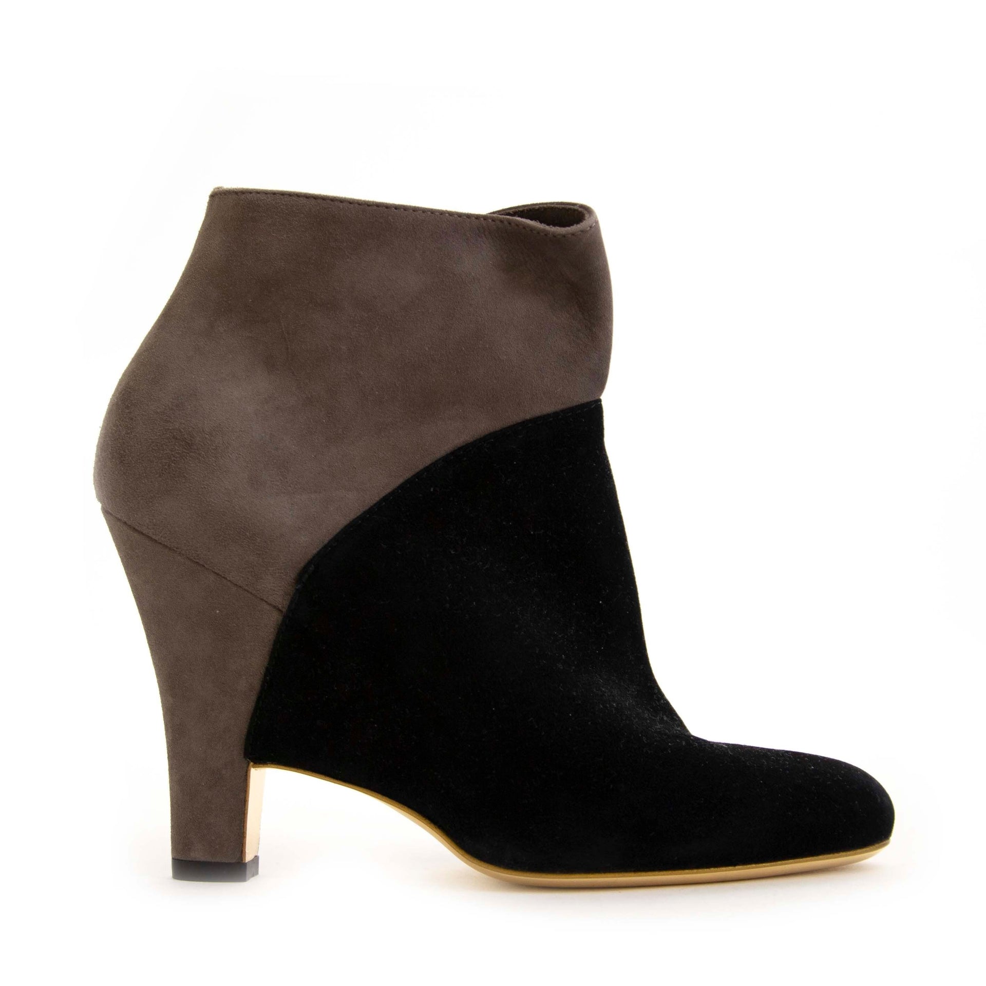 Buy secondhand Salvatore Ferragamo shoes at Labellov. Safe online shopping at a fair price.