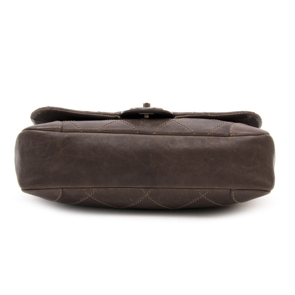 Vintage Chanel brown shoulder bag for the best price at Labellov webshop. Safe and secure online shopping with 100% authenticity. Vintage Chanel brun sac à epaule simple pour le meilleur prix.