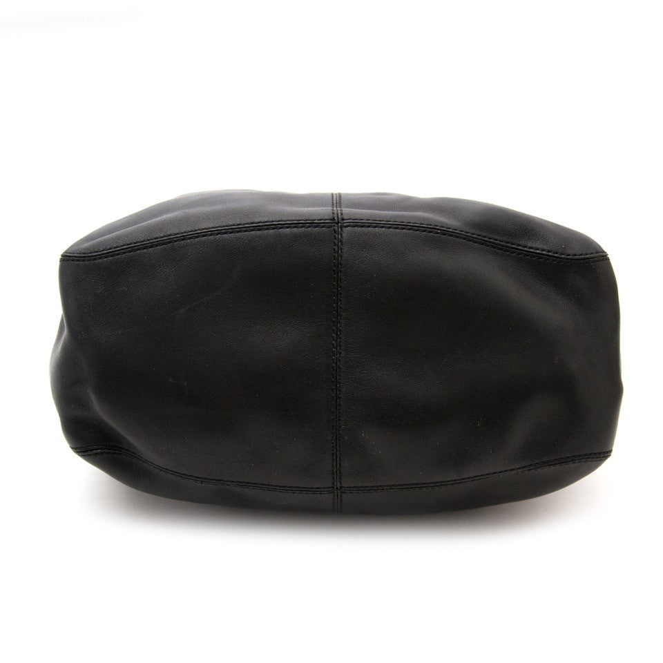 Vintage Tod's black tote bag for the best price at Labellov webshop. Safe and secure online shopping with 100% authenticity. Vintage Tod's noir sac à epaule pour le meilleur prix.