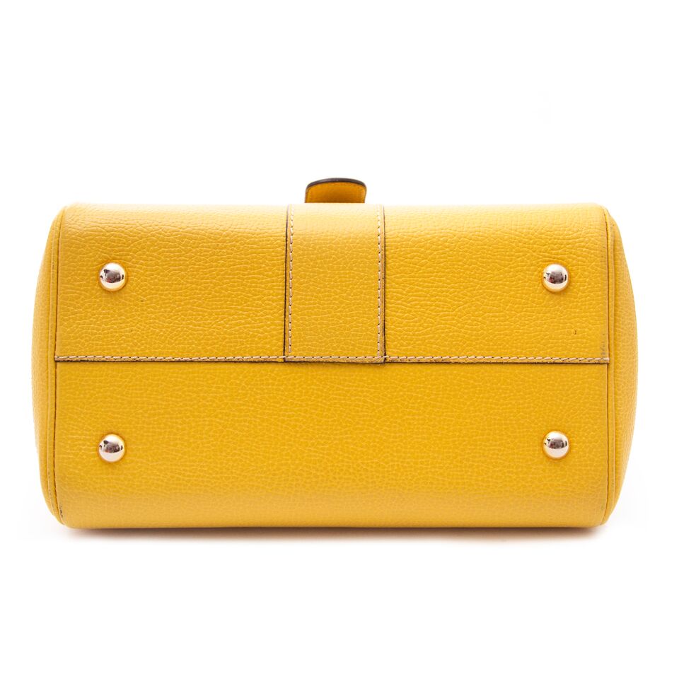 Koop nu de deze Delvaux Brillant Yellow Mini + Strap in de Belgische webshop www.labellov.com, de mooiste vintage handtassen aan de beste prijzen.