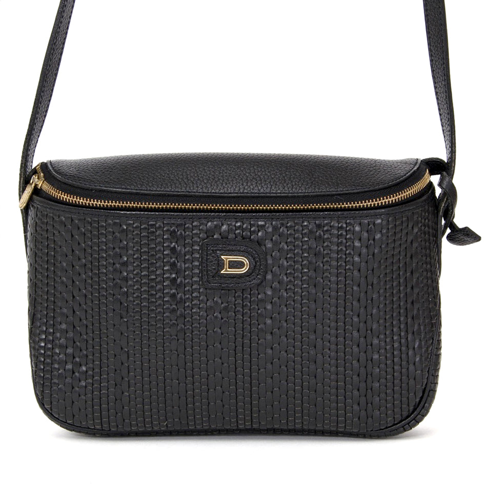 Authentieke Delvaux zwarte toile de cuir cross body tasje voor de juiste prijs bij LabelLOV vintage webshop. Delvaux Black Toile de cuir cross body bag. Veilig online winkelen. Luxe, vintage, mode. Antwerpen, België.