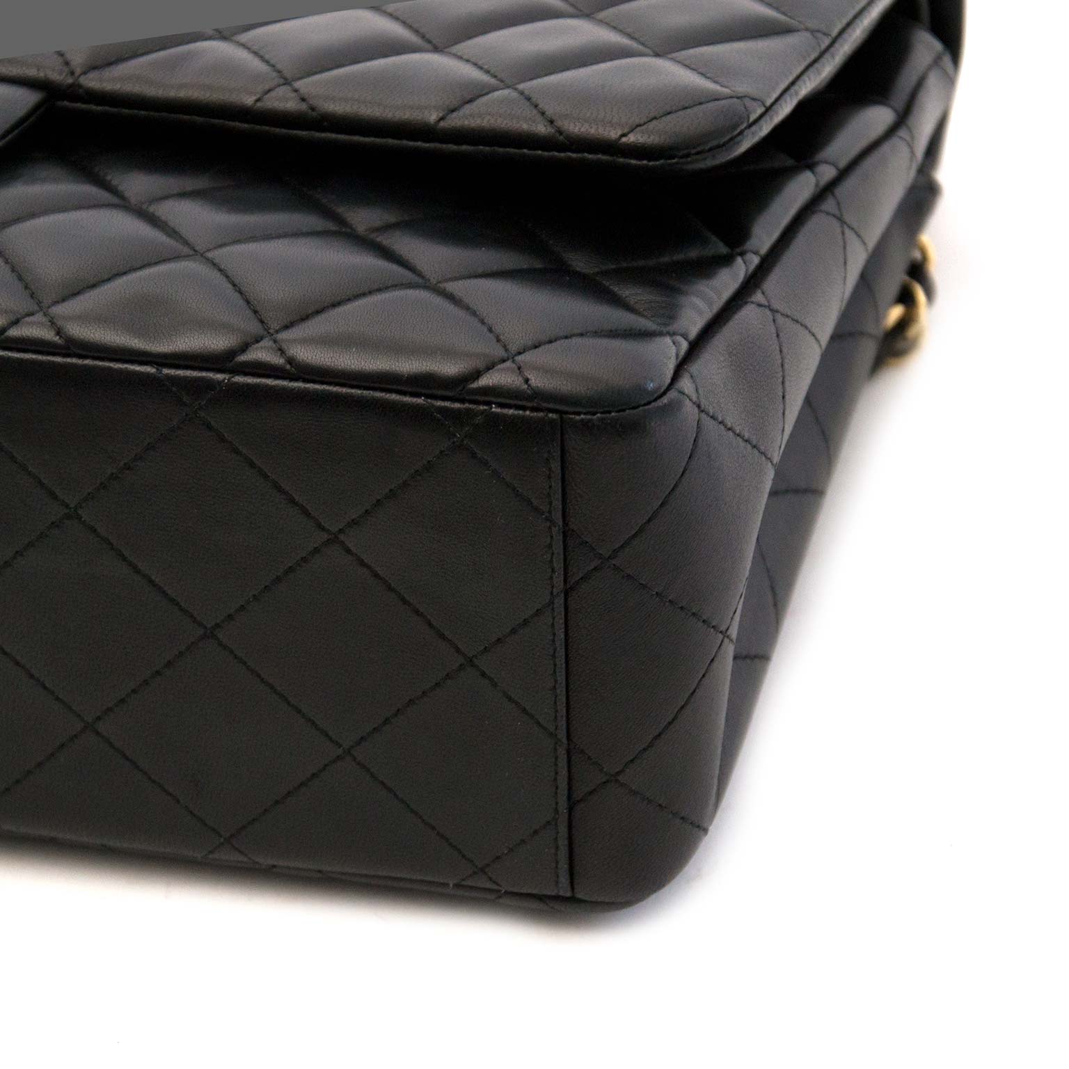 Bent u op zoek naar een authentieke Chanel Black Lambskin Leather Maxi Classic Flap Bag GHW?
