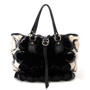 Bent u op zoek naar een afgeprijsde en authentieke Valentino Rosette Black and White Shoulder Bag?