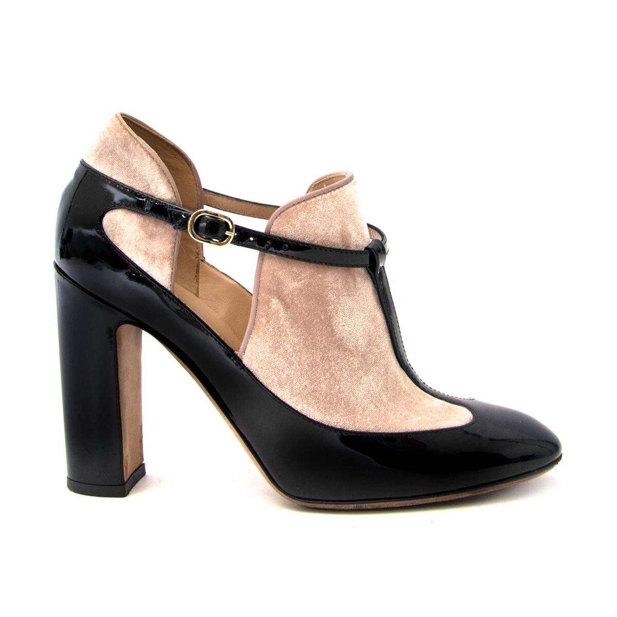 Buy authentic secondhand Valentino heels at the right price at LabelLOV vintage webshop. Safe and secure online shopping.
