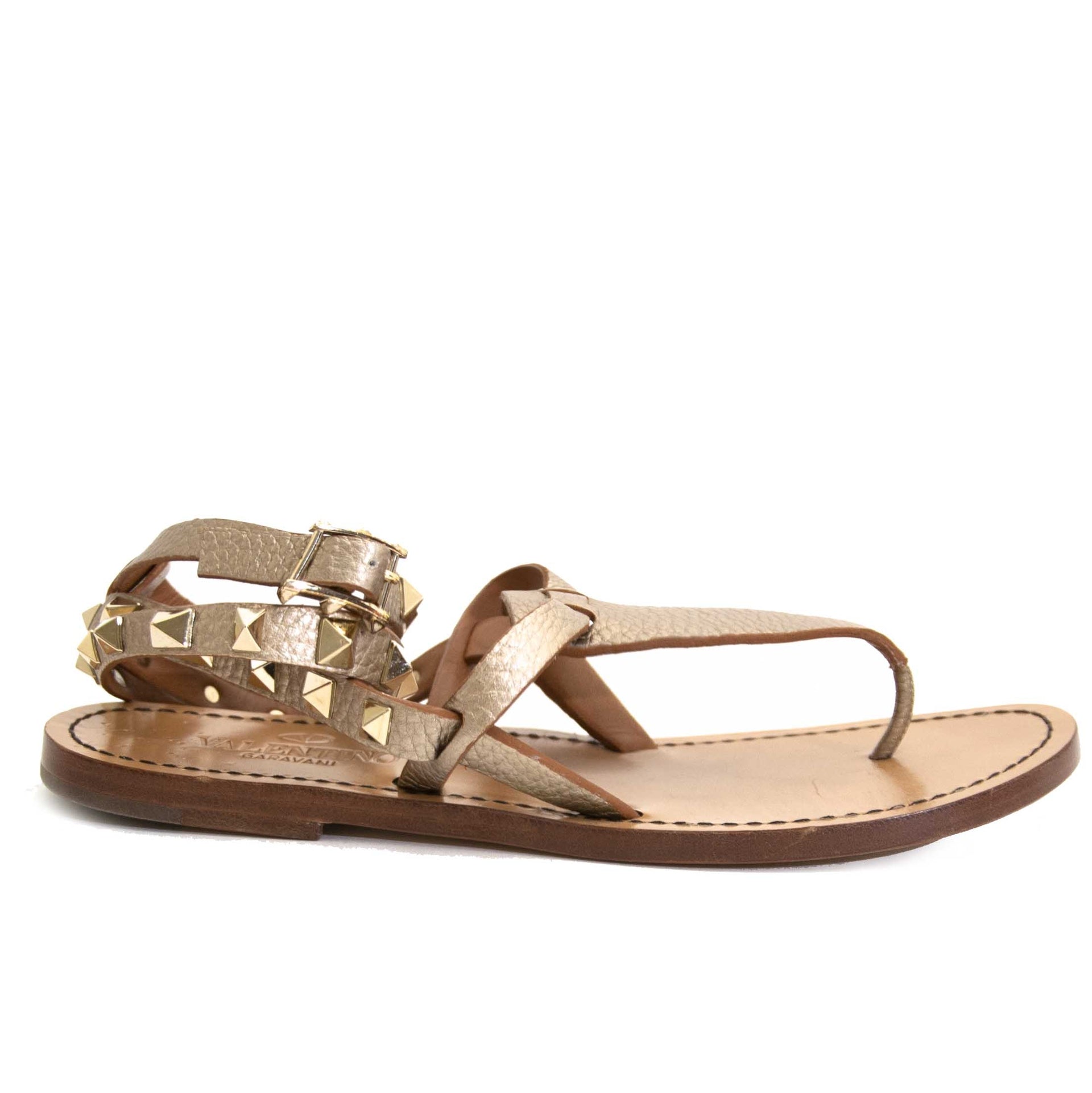 acheter en ligne seconde main Valentino Gold Metallic Rockstud Sandals - size 37