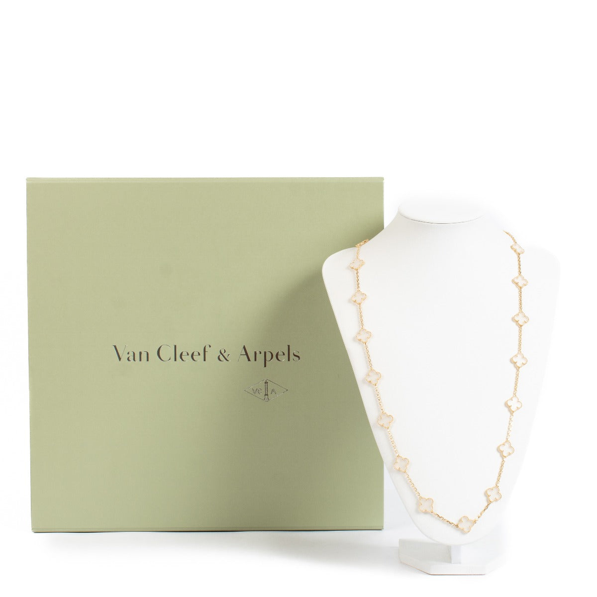 Collier long 20 motifs Vintage Alhambra Van Cleef & Arpels en cristal de roche et or jaune