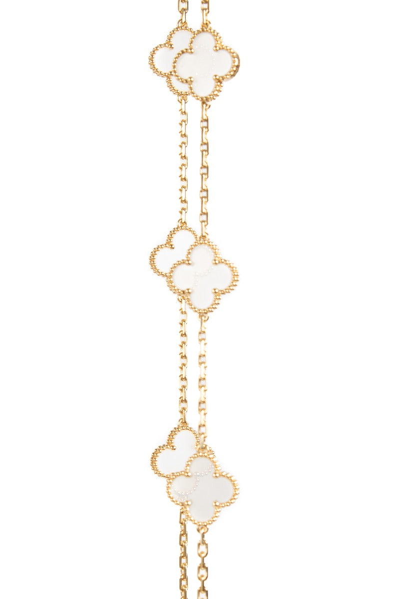 Collier long 20 motifs Vintage Alhambra Van Cleef & Arpels en cristal de roche et or jaune