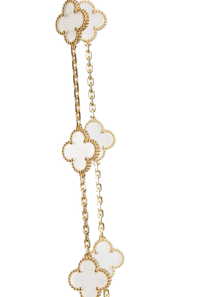 Collier long 20 motifs Vintage Alhambra Van Cleef & Arpels en cristal de roche et or jaune