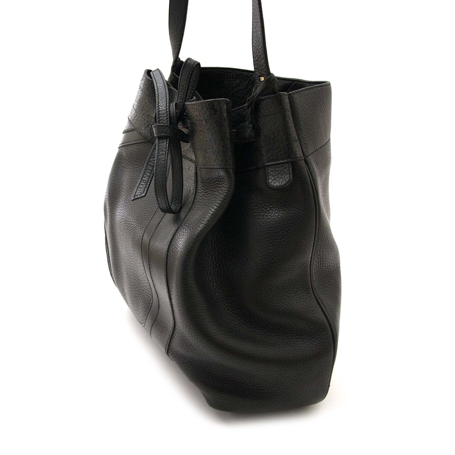 achetez secondmain Delvaux Black Leather Drawstring Bucketbag sur labellov
