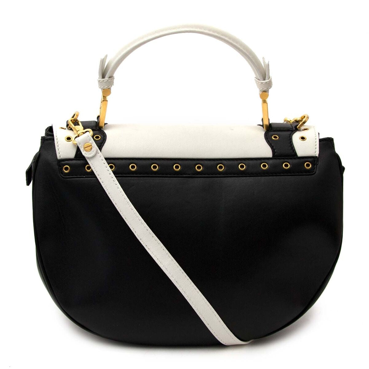 Compra une cartera Versace autentica vintage en los colores negro y blanco de cuero muy en moda para el precio correcto en LabelLOV.