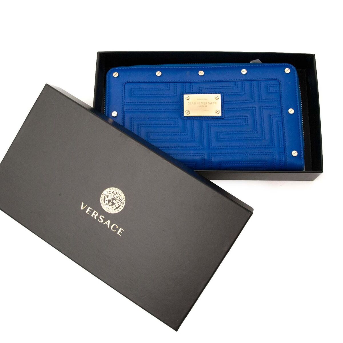 Koop authentieke tweedehands Gianni Versace portefeuille in blauw leder aan een eerlijke prijs bij LabelLOV. Veilig online shoppen. Luxe merken aan een goede prijs.
