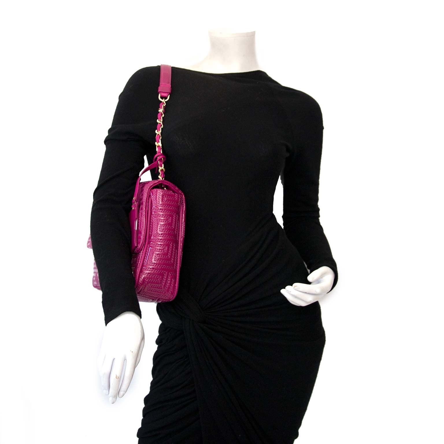 Versace Couture Fuchsia Patent Shoulder Bag Buy authentic designer versace secondhand bags at Labellov at the best price. Safe and secure shopping. Koop tweedehands authentieke versace tassen bij designer webwinkel labellov.