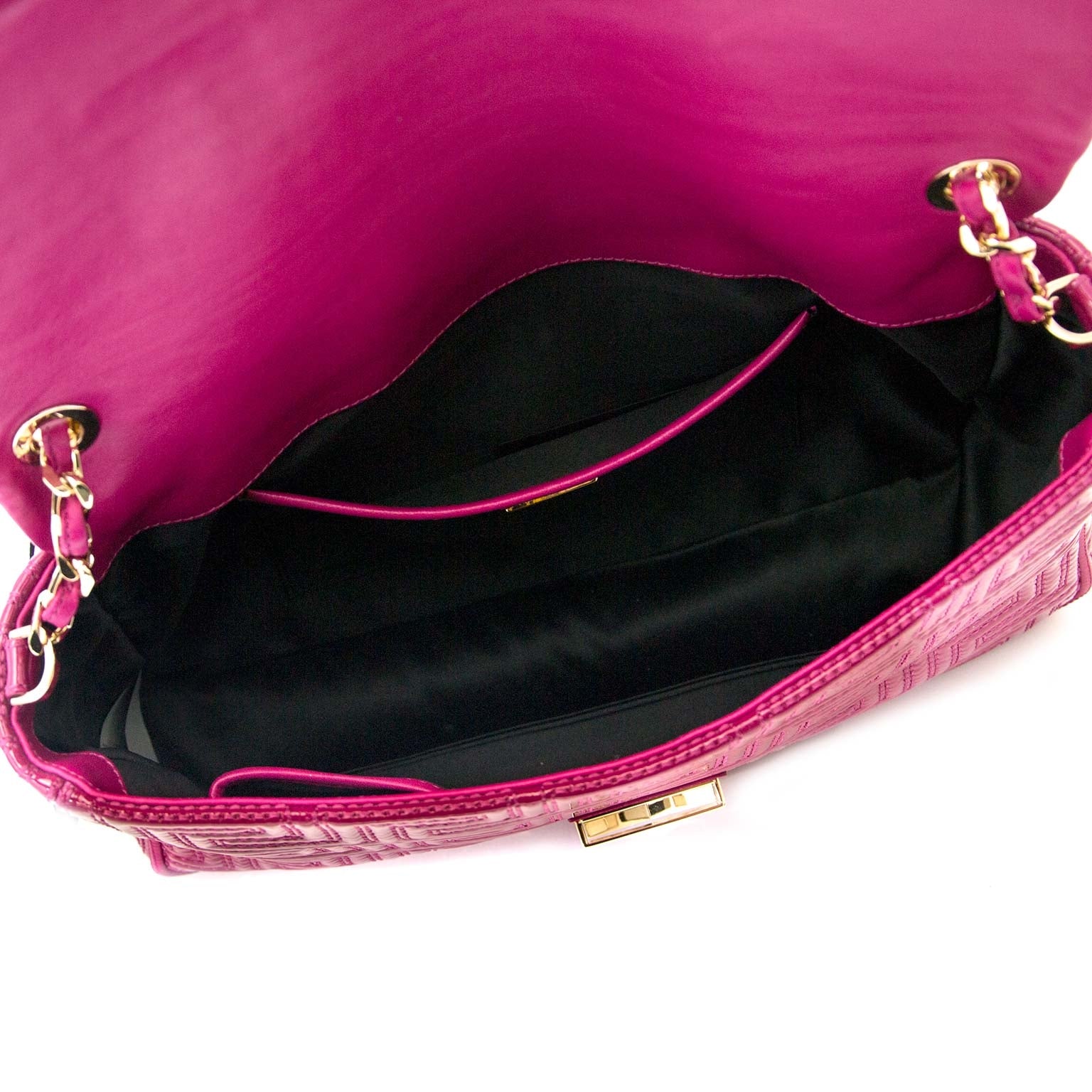 Versace Couture Fuchsia Patent Shoulder Bag Buy authentic designer versace secondhand bags at Labellov at the best price. Safe and secure shopping. Koop tweedehands authentieke versace tassen bij designer webwinkel labellov.
