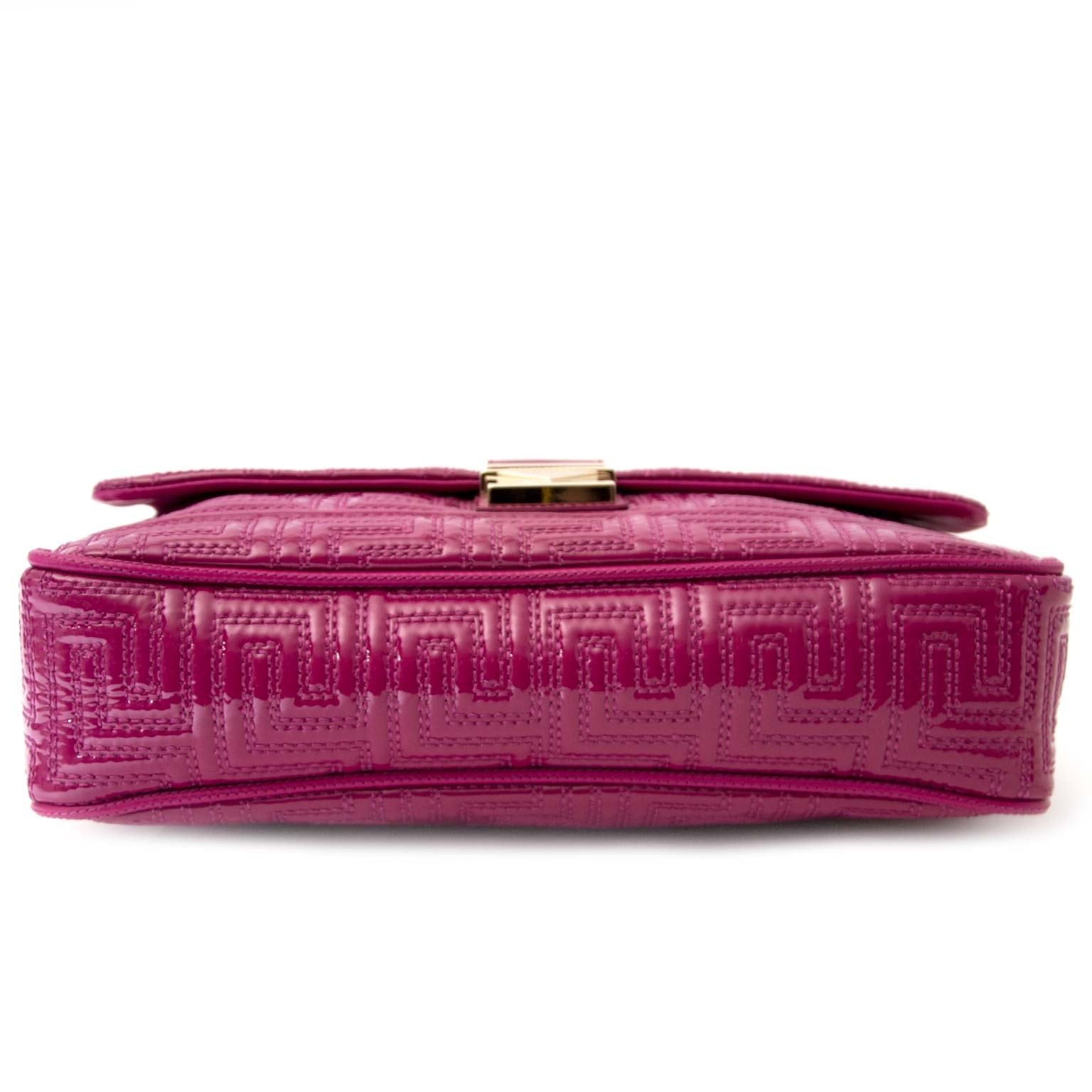 Versace Couture Fuchsia Patent Shoulder Bag Buy authentic designer versace secondhand bags at Labellov at the best price. Safe and secure shopping. Koop tweedehands authentieke versace tassen bij designer webwinkel labellov.