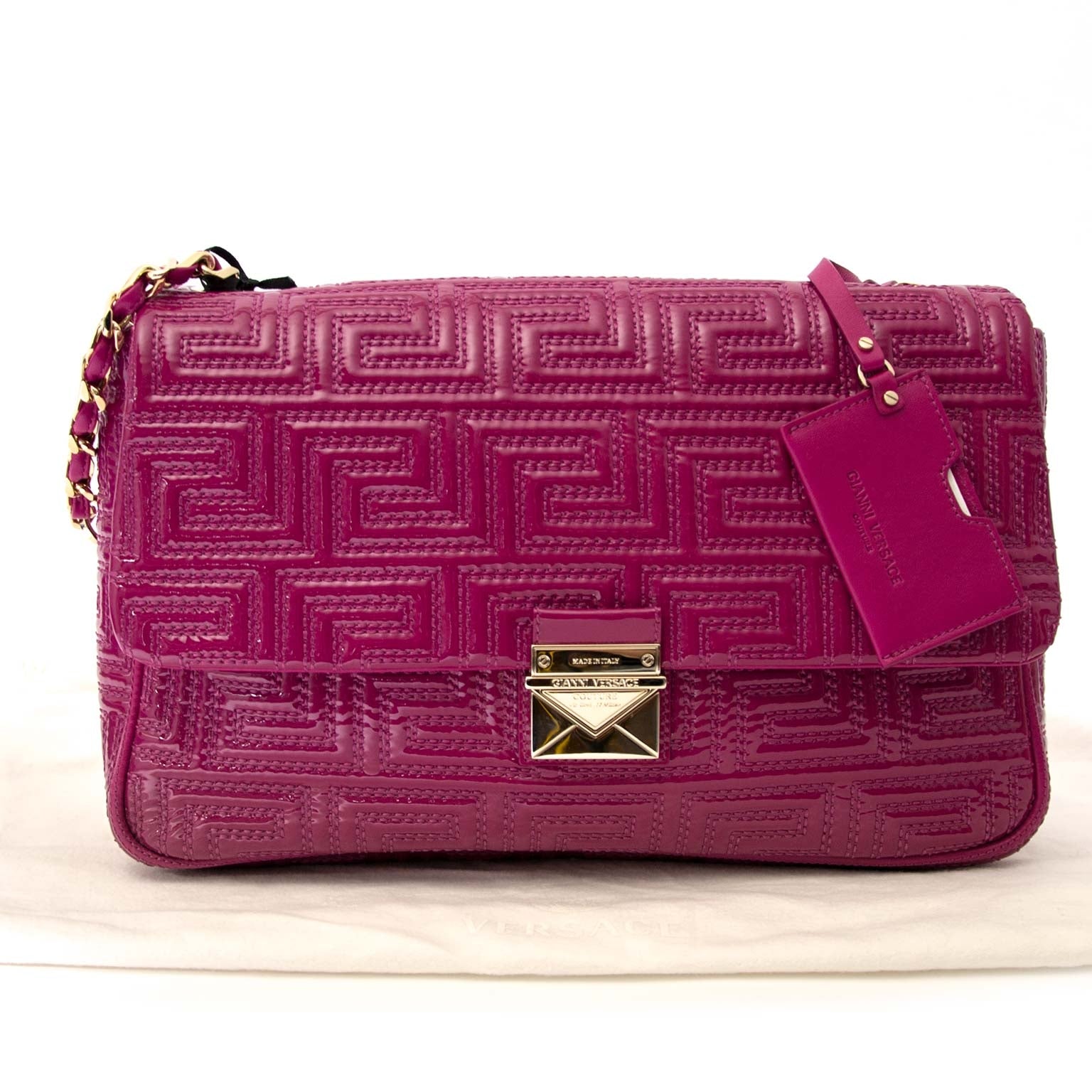 Versace Couture Fuchsia Patent Shoulder Bag Buy authentic designer versace secondhand bags at Labellov at the best price. Safe and secure shopping. Koop tweedehands authentieke versace tassen bij designer webwinkel labellov.