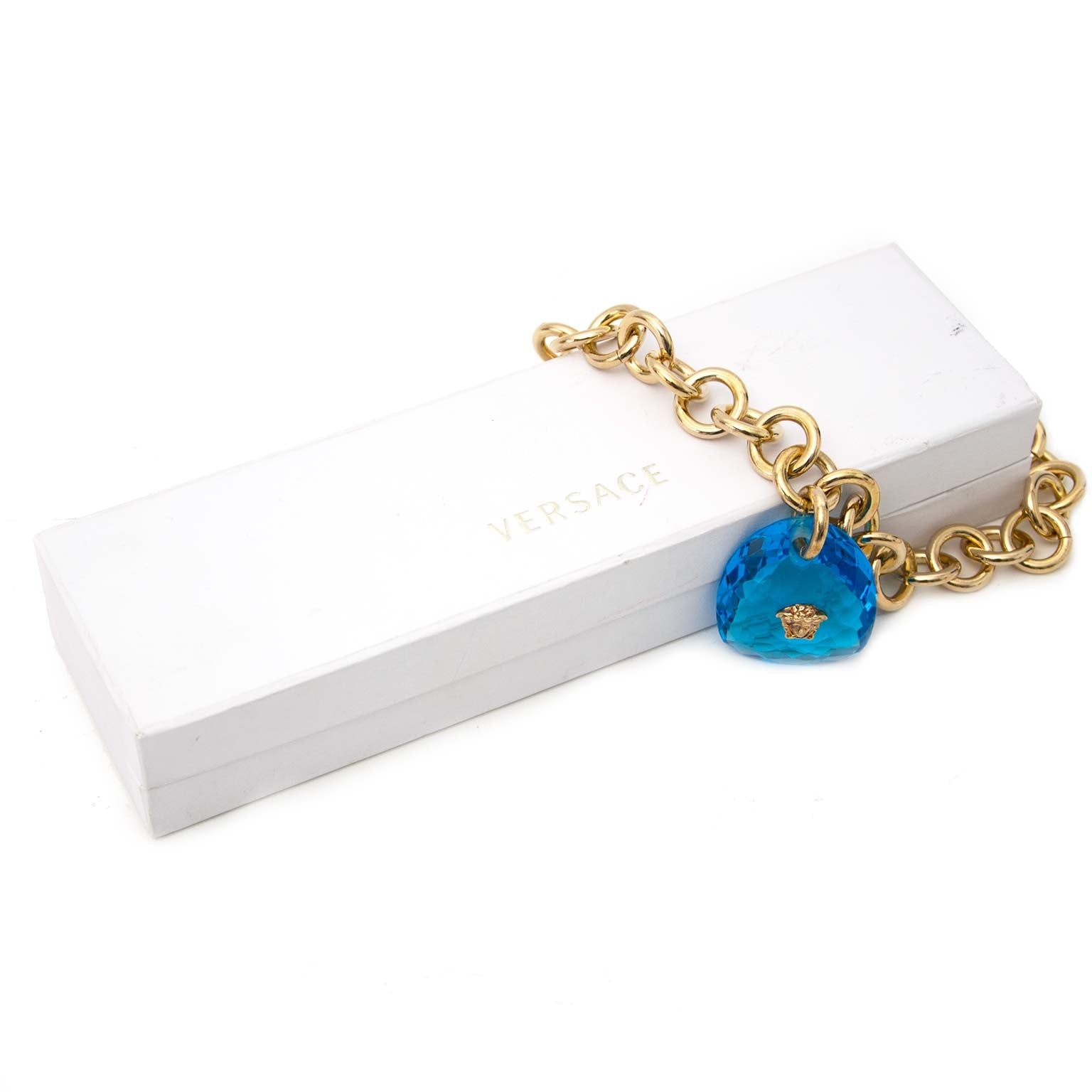 Versace Gold Chain Blue Stone Medusa Necklace Buy authentic designer versace secondhand necklaces jewelry at Labellov at the best price. Safe and secure shopping. Koop tweedehands authentieke Versace halsketting bij designer webwinkel labellov.